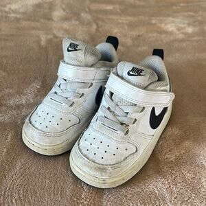 NIKE White and Black Pull On Hook and Loop Sneakers Size 6